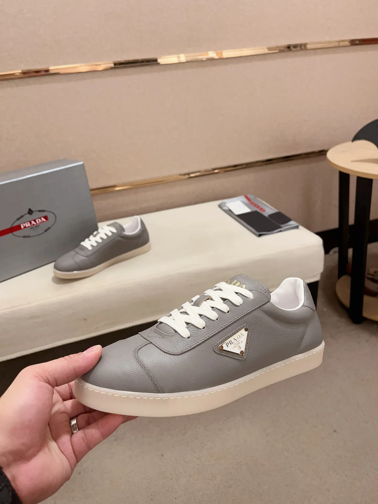 Men's Men's Shoes 💰 500💰 ✔️✔️✔️Higher version High-quality new PRADA (Prada) counters are launched simultaneously. The new men's shoes and 😘fabrics are made of high-tech glue-making technology. Lining: Full cowhide lining. 👍🏿 High-end ☄️ air-cushion molded anti-slip rubber outsole, exquisite lines, simple and elegant, comfortable and high-end for leisure travel. Code number: 38 to 44 (45 can be customized and cannot be returned or exchanged)